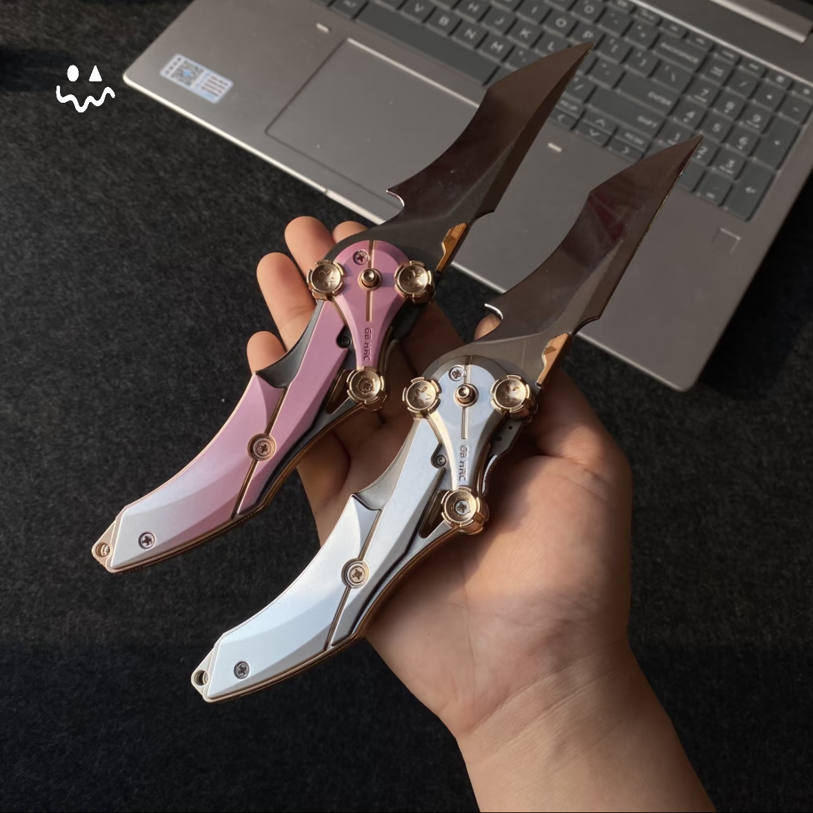 22CM/8.6" Delta Force MERCY Folding-Knife Trailer & Metal Photo Frame